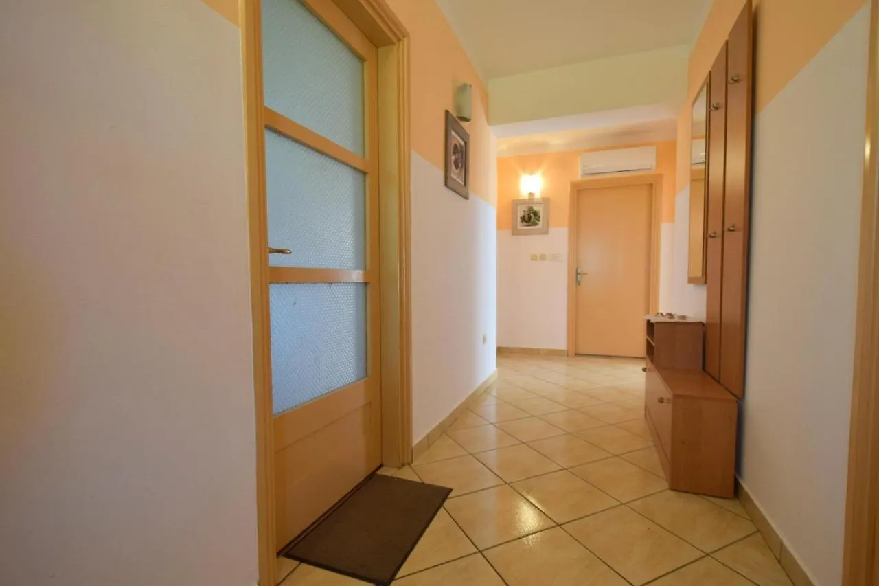 Apartment Anica Njivice